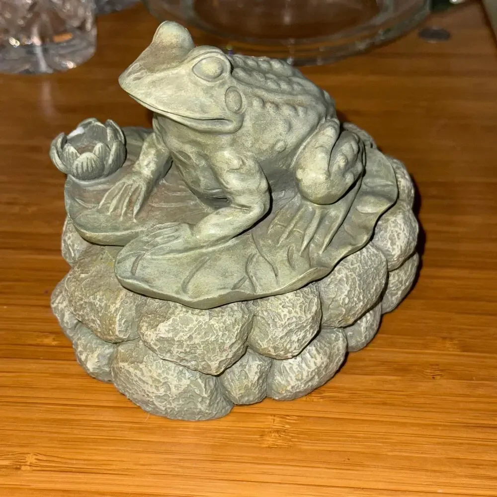 Pale Green Resin Frog Key‎ Hider Hide A Key or Trinket Box w Lid